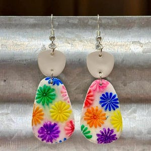 Kleioorbellen | Druppeloorbellen | Kleurrijke sieraden | Handgemaakt | Hypoallergeen | Cadeau voor haar | Bloemen | Hangertjes | Meerdere kleuren