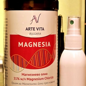May include: A brown glass bottle with a white label and a white cap. The label says "Arte Vita Bulgaria" and "Magnesia". The bottle contains 31% w/v Magnesium Chloride and is 500 ml. The bottle is next to a smaller white bottle with a white cap and a green top.
