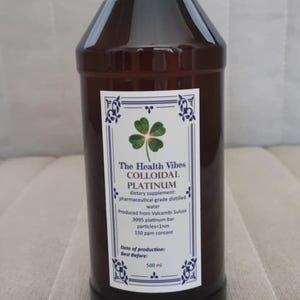 Puede incluir: Una botella marr&oacute;n con tapa blanca y una etiqueta con un tr&eacute;bol y el texto "The Health Vibes COLLOIDAL PLATINUM". La botella contiene 500 ml de un suplemento diet&eacute;tico.