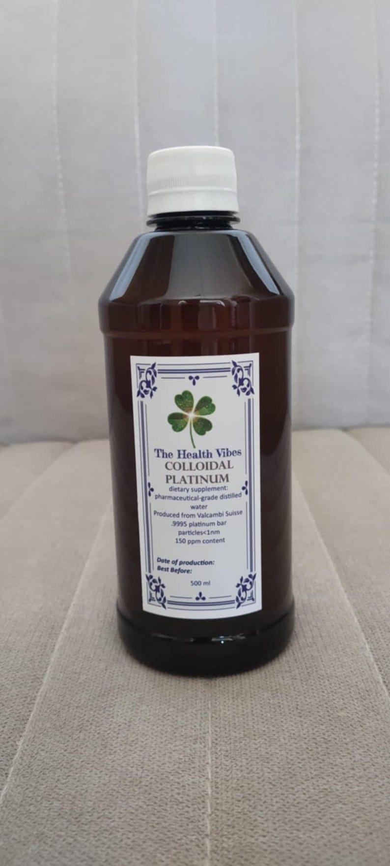 Puede incluir: Una botella marr&oacute;n con tapa blanca y una etiqueta con un tr&eacute;bol y el texto "The Health Vibes COLLOIDAL PLATINUM". La botella contiene 500 ml de un suplemento diet&eacute;tico.