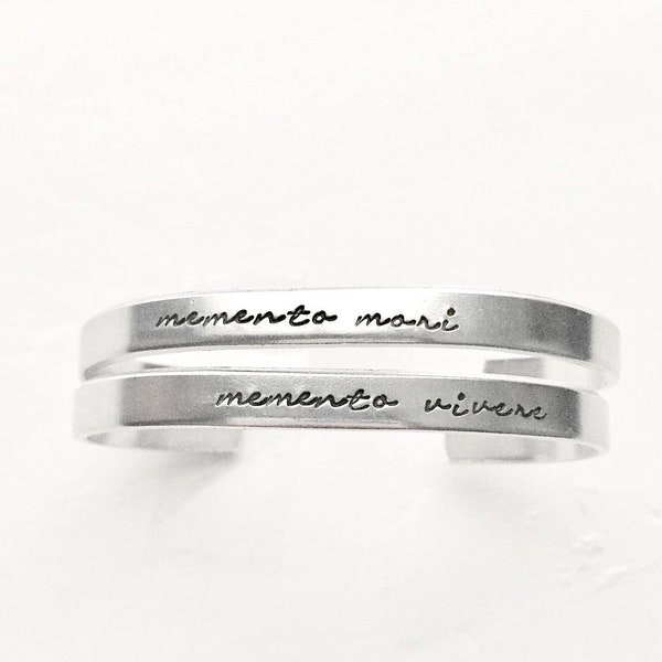 Memento Mori Armband | Memento Vivere Armreif, lateinisches Zitat, gestempelt, Gravur: Leben, Tod, „Denken Sie daran, dass Sie leben müssen“ „Denken Sie daran, dass Sie sterben müssen“