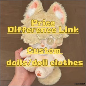 Puede incluir: Una muñeca de peluche con diseño de zorro, con pelaje marrón claro, orejas internas rosas y un ojo de botón. La muñeca tiene una cara cosida, una huella de pata en el pie y el texto "Custom dolls/doll clothes".