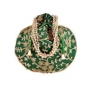 Puede incluir: Un bolso verde redondo con cordón y bordado floral dorado. El bolso presenta un asa de cuentas y cordones verdes con borlas blancas. El bolso está diseñado con una estética tradicional.