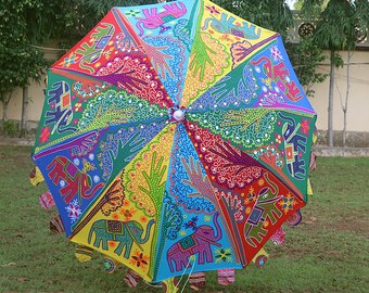 Sombrilla con bordado artesanal y estampado multicolor de elefantes, ideal para protegerse del sol. Perfecta para bodas, patios, jardines y fiestas.