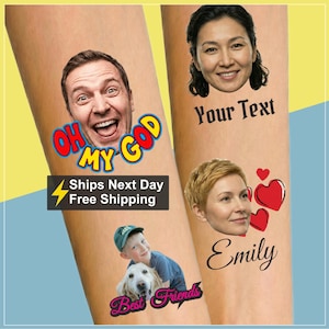 Può includere: Tatuaggi temporanei con volti e testo. Uno dice "OH MY GOD" in lettere a bolle colorate. Un altro dice "Your Text" e "Emily" con cuori. Un terzo mostra un ragazzo con un cane e le parole "Best Friends".