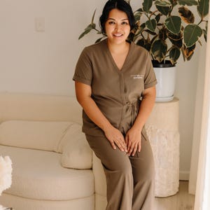 Pinecone Spa Uniform Set – Women’s Short Sleeve Top & Wide Leg Pants– Ultra Soft Beauty Therapist Workwear – Custom Embroidered Salon Outfit