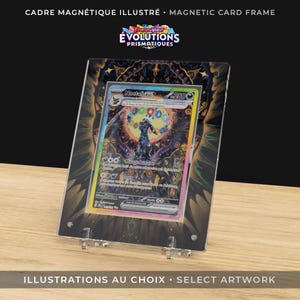 Puede incluir: Un marco magnético ilustrado para tarjetas Pokémon. El marco tiene un borde con diseño negro y dorado y soportes de acrílico transparente. La tarjeta presenta una ilustración oscura con el texto "Noctali EX". El marco está sobre una superficie de madera.