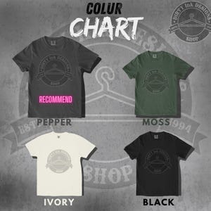 Op de afbeelding: Kleurenkaart met vier verschillende t-shirtkleuren: peper, mos, ivoor en zwart. Elk t-shirt heeft een afbeelding van een hanger met de tekst "Dirty Ink Designs" en "Shop" in een cirkel.