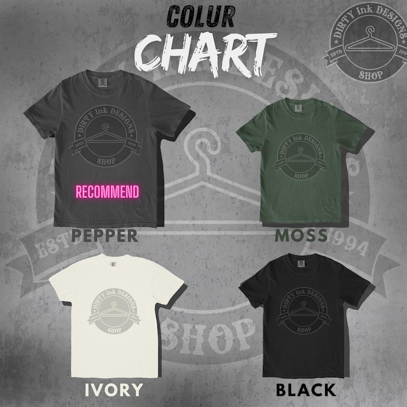 Op de afbeelding: Kleurenkaart met vier verschillende t-shirtkleuren: peper, mos, ivoor en zwart. Elk t-shirt heeft een afbeelding van een hanger met de tekst "Dirty Ink Designs" en "Shop" in een cirkel.