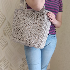 Handgemachte gehäkelte Umhängetasche – Große Beige Grandma Square Tote – Boho Tasche für jeden Tag mit natürlichem Stil