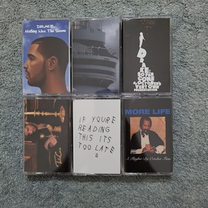 以下が含まれることがあります： Drakeのアルバムが収録されたカセットテープ6本セット。テープは透明なプラスチックケースに入っていて、黒いラベルが付いています。アルバムのタイトルは「Nothing Was The Same」、「If You're Reading This It's Too Late」、「So Far Gone」、「More Life」、「K.E. So Far Gone: A.L. October's Very Own Presentation」です。