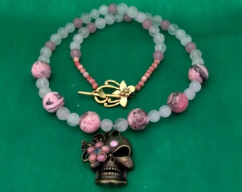 Collier fleur rose et tête de mort