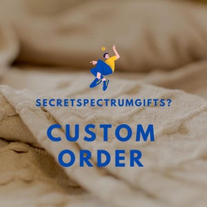 Peut inclure: Image d'un tissu beige tricoté avec le texte bleu "CUSTOM ORDER". Au-dessus du texte, un graphisme d'une personne en vêtements bleus et jaunes. Le texte "SECRETSPECTRUMGIFTS?" est également visible en bleu.