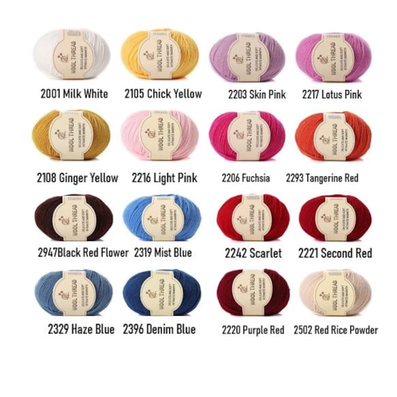 K&ouml;nnte beinhalten: Sechzehn Wollgarnkn&auml;uel in einem Raster angeordnet, jedes mit einem Papieretikett. Die Farben umfassen Milk White, Chick Yellow, Skin Pink, Lotus Pink, Ginger Yellow, Light Pink, Fuchsia, Tangerine Red, Black Red Flower, Mist Blue, Scarlet, Second Red, Haze Blue, Denim Blue, Purple Red und Red Rice Powder.