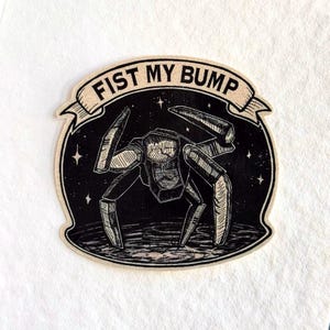 Könnte beinhalten: Ein schwarz-weißer Aufkleber mit einem stilisierten Roboterinsekt und dem Text "FIST MY BUMP" auf einem Banner. Das Insekt befindet sich vor einem sternenübersäten Hintergrund in einem kreisförmigen Rahmen.