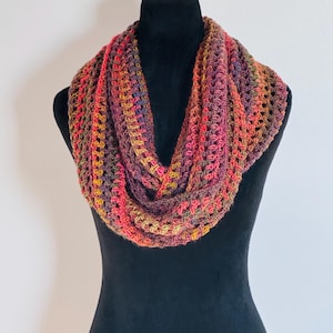 Handstickad Infinity flerfärgad lättviktig halsduk för kvinnor. Rostiga färger.