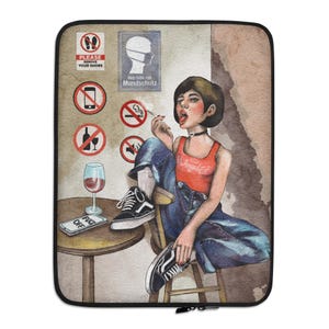 Könnte beinhalten: Eine schwarze Laptoptasche mit einer Aquarellillustration einer Person, die eine Zigarette raucht. Die Person trägt ein rotes Tanktop und blaue Jeans. Ein Weinglas und ein Telefon mit dem Text "FUCK OFF" befinden sich auf einem Tisch.