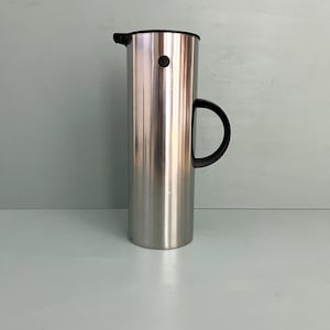 Stelton EM77 Thermoskanne von Erik Magnussen Edelstahlkanne Kippverschluss dänisch moderne Isolierkanne Thermoskanne
