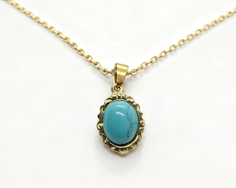 Peut inclure: Un collier doré avec un pendentif orné d'une pierre ovale bleu clair. La pierre est sertie dans un cadre doré décoratif et festonné. La chaîne est de conception délicate et à maillons.
