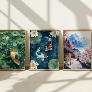 Op de afbeelding: Drie ingelijste aquarelprints met Aziatische thema's. Eén toont een boot op een vijver met waterlelies, een andere karpers in een vijver en de derde een berglandschap met een tempel en kersenbloesems.