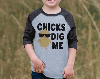 Chemise de Pâques Funny Boy - Chick’s Dig Me - Tshirt de printemps humoristique pour garçons - Tee Raglan de nouveauté pour bébé, tout-petit, jeune - Chemise Raglan grise