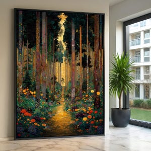 Può includere: Una stampa artistica incorniciata raffigura una scena di foresta con alberi alti e un sentiero che conduce in lontananza. L'opera d'arte utilizza verdi, marroni, gialli e arancioni, con effetti di luce e ombra. La stampa è esposta in un ambiente interno moderno.