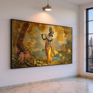 Op de afbeelding: Een ingelijst kunstwerk toont een blauwhuidige figuur die fluit speelt in een serene landschap. De figuur draagt gele en oranje kleding, een bloemenslinger en een pauwenveermuts. Het kunstwerk is geplaatst tegen een achtergrond van bomen, water en andere figuren.