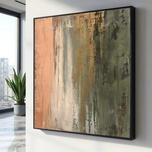 Può includere: Opera d'arte astratta con cornice nera. L'opera presenta pennellate verticali nei toni del pesca, crema, verde oliva e oro. La superficie strutturata dell'opera d'arte aggiunge profondità e interesse visivo.