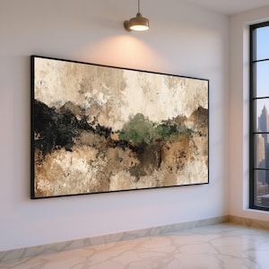 Puede incluir: Gran pintura abstracta enmarcada. La obra presenta un paisaje con pinceladas texturizadas en tonos beige, marrón, verde y negro. La pintura se exhibe en una pared blanca en una habitación bien iluminada.