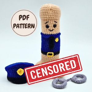 Op de afbeelding: Een beige gehaakt figuur in een blauw politie-uniform met een zwarte das en riem, met een lachend gezicht en zwarte ogen. Daarnaast liggen een blauwe politiepet met een geel embleem en grijze gehaakte handboeien. Tekst luidt PDF PATTERN.