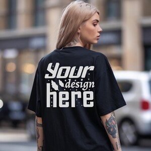 Tshirt oversize Mockup Backprint Streetwear Tattoo Mockup Modello femminile Nero Oversize G500 T-Shirt Mock - Download digitale