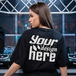 Gildan 5000 Back Shirt Mockup Tshirt nera oversize Mockup Streetwear Musica DJane Mockup Modello femminile - Download digitale