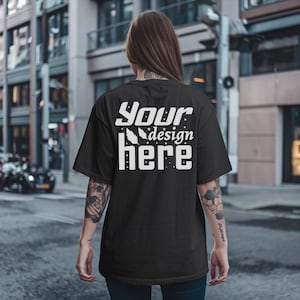 Gildan 5000 retro t-shirt mockup streetwear mockup tatuaggio mockup scatola nera camicia oversize modello femminile - Download digitale