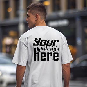 Könnte beinhalten: Weißes T-Shirt mit schwarzem Text, der "Your design here" mit kleinen Sternen und Federn um den Text herum sagt.