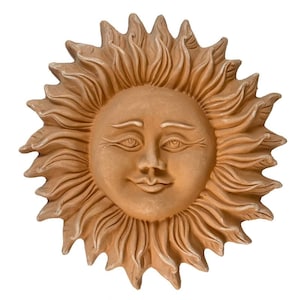 Peut inclure: Une sculpture de visage de soleil en terre cuite avec une expression souriante. Le soleil a des rayons et des traits du visage détaillés, notamment des yeux fermés et une petite bouche incurvée. La sculpture est d'une teinte chaude et terreuse.