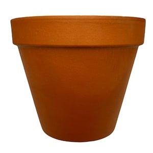 Könnte beinhalten: Ein terrakottafarbener Blumentopf mit leicht strukturierter Oberfläche. Der Topf hat eine breite, ausgestellte Form mit einem deutlichen Rand um den oberen Rand. Der Topf ist leer und bereit zum Bepflanzen.