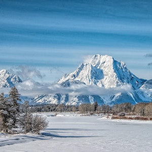 Oxbow Bend im Grand Teton National Park, schneebedeckter Mt. Moran, Snake River mit Schnee und Eis, Grand Teton Landschaft