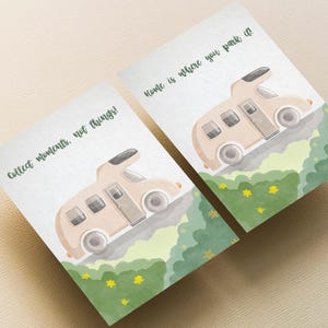 Peut inclure: Deux cartes avec des illustrations à l'aquarelle d'un camping-car sur une colline verte avec des fleurs jaunes. L'une des cartes dit "Collectez des moments, pas des choses !" et l'autre dit "Le foyer est là où vous vous garez !"