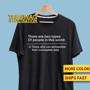 Pode incluir: Camiseta preta com texto branco: "Existem dois tipos de pessoas neste mundo: 1) Aquelas que conseguem extrapolar a partir de dados incompletos". O logotipo The Swag Illustration está no topo. Texto adicional: "Mais cores" e "Envio rápido".