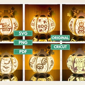 Può includere: Una collezione di lanterne illuminate a forma di zucca con vari ritagli a tema Halloween. Le lanterne mostrano frasi come "Trick or Treat" e "Boo", insieme a disegni spettrali. L'immagine include anche etichette per i formati di file SVG, PNG, PDF, Original e Cricut.