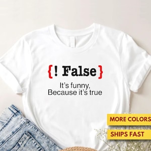 Könnte beinhalten: Weißes T-Shirt mit dem Text "{! False}" in Schwarz und Rot, darunter der Satz "It's funny, Because it's true". Das Shirt wird mit blauen Jeans und einer geflochtenen Strohtasche kombiniert.