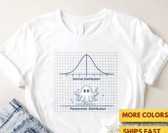 Op de afbeelding: Wit T-shirt met een blauw-witte afbeelding van een normale verdelingscurve en een cartoongeest. De tekst luidt "Normal Distribution" en "Paranormal Distribution".