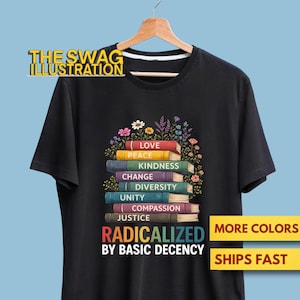 Puede incluir: Camiseta negra con un diseño de libros apilados, cada uno con palabras como "Amor" y "Justicia", y adornos florales. El texto "RADICALIZED BY BASIC DECENCY" está debajo de los libros. La camiseta también tiene el texto "MORE COLORS" y "SHIPS FAST".