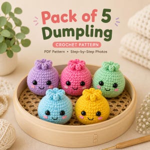 Puede incluir: Un documento digital con el texto Pack of 5 Dumpling CROCHET PATTERN PDF Pattern Step-by-Step Photos. Cinco pequeñas albóndigas de ganchillo, redondas, en morado, rosa, verde claro, azul claro y amarillo, dentro de una vaporera de bambú.