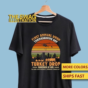 Könnte beinhalten: Schwarzes T-Shirt mit Retro-Design, das einen Sonnenuntergang, einen Hubschrauber und eine Skyline zeigt. Der Text lautet "First Annual WKRP Thanksgiving Day Turkey Drop November 22 1978".