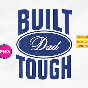 Peut inclure: Graphique bleu et blanc avec les mots "BUILT TOUGH" en gras. Le mot "Dad" est en écriture blanche dans un ovale bleu. Le texte supplémentaire comprend "ORIGINAL DESIGN", "HIGH RESOLUTION" et "MADE IN USA". Un badge PNG rose est également présent.