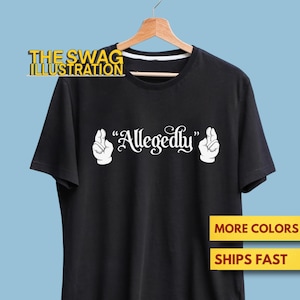 Könnte beinhalten: Schwarzes T-Shirt mit dem Text "Allegedly" in einer stilisierten Schriftart, flankiert von weißen Handgesten. Das Logo The Swag Illustration befindet sich oben links. Das Shirt hängt an einem Holzkleiderbügel.