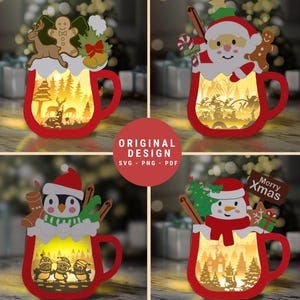 Puede incluir: Cuatro decoraciones luminosas rojas con forma de taza y temática navideña. Cada taza presenta un diseño diferente: un reno y un hombre de jengibre, Papá Noel, un pingüino y un muñeco de nieve. Las tazas tienen una escena de bosque en el interior y las palabras "Merry Xmas".