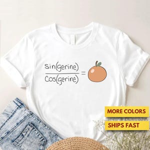 Könnte beinhalten: Weißes T-Shirt mit dem Text "sin(gerine) / cos(gerine) =" und einer Illustration einer Mandarine. Das Shirt wird mit Jeansshorts und einem Strohhut kombiniert. Zusätzlicher Text auf dem Bild lautet "MEHR FARBEN" und "SCHNELLER VERSAND".