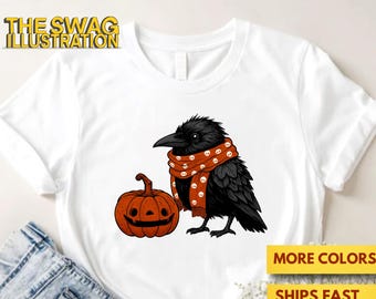 Peut inclure: T-shirt blanc avec un corbeau noir portant une écharpe orange ornée de têtes de mort blanches, à côté d'une citrouille orange sculptée. Le texte "THE SWAG ILLUSTRATION" est imprimé en haut à gauche.